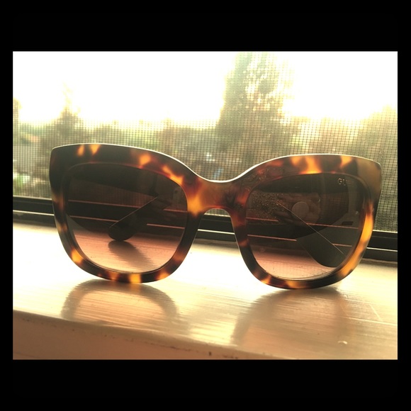 Woman’s guess sunglasses - Picture 1 of 4